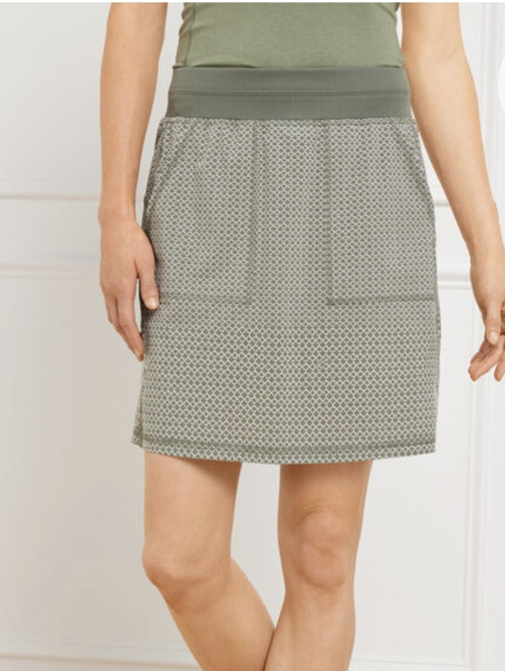 NWT XL T By Talbots Stretch Skort Soft Green Ditsy scallop Pattern